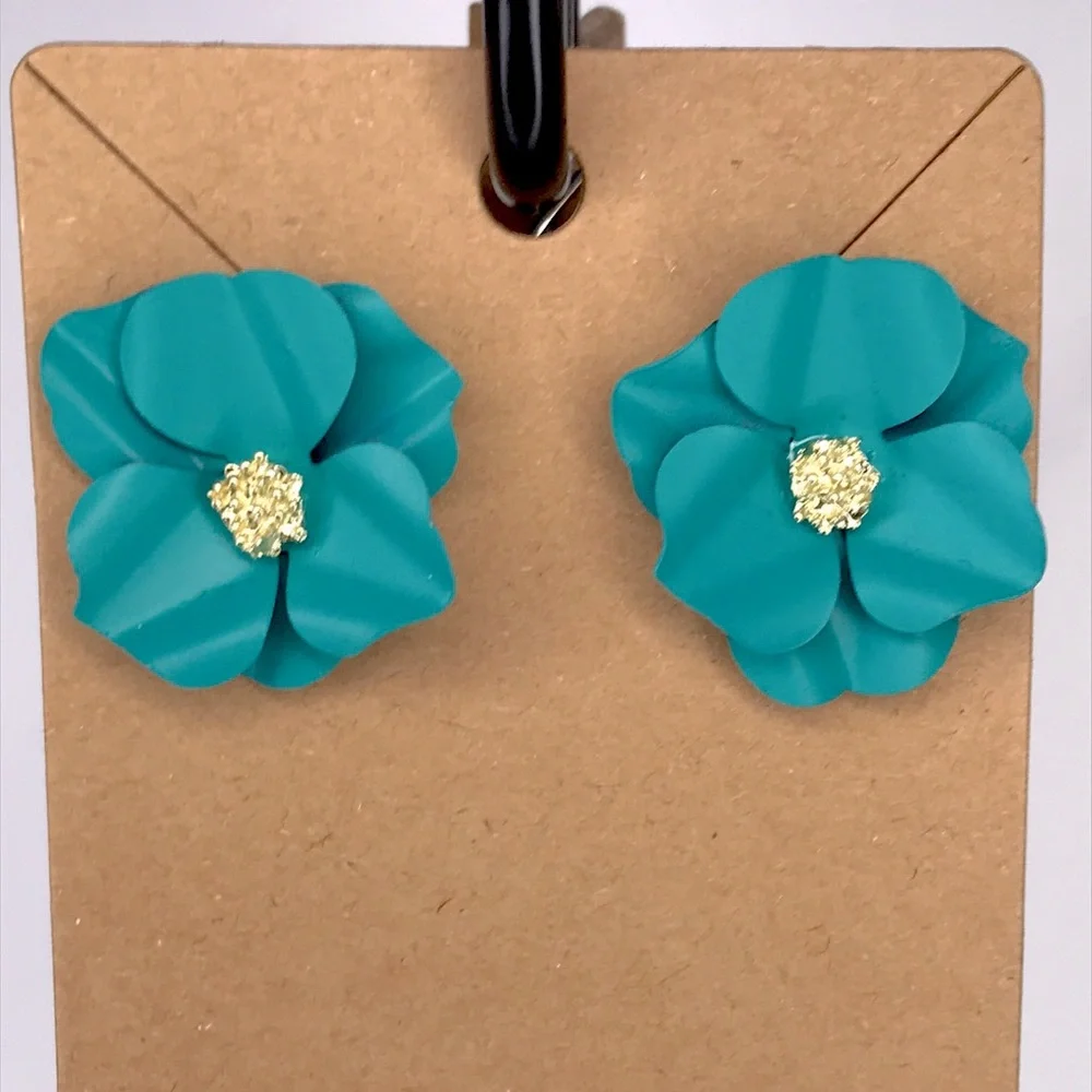 Elegant Flower Stud Earring French-Inspired Fashion Jewelry - Picture 3 of 3